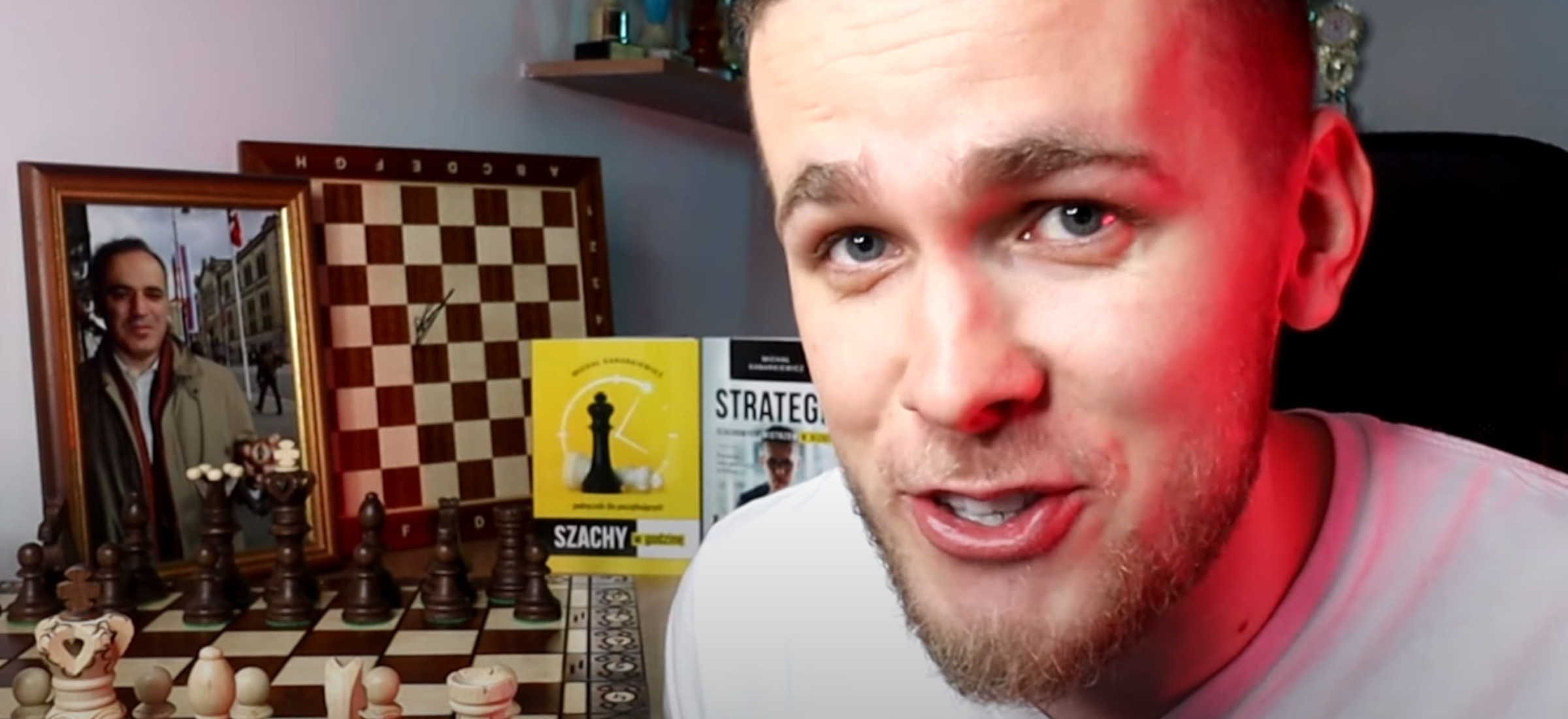 Uczy grać w szachy na TikToku. SzachMajk ma miliony wyświetleń