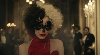 Cruella de Mon idzie na wojnę z dawną mistrzynią w nowym zwiastunie „Cruelli”. Porywa też dalmatyńczyki