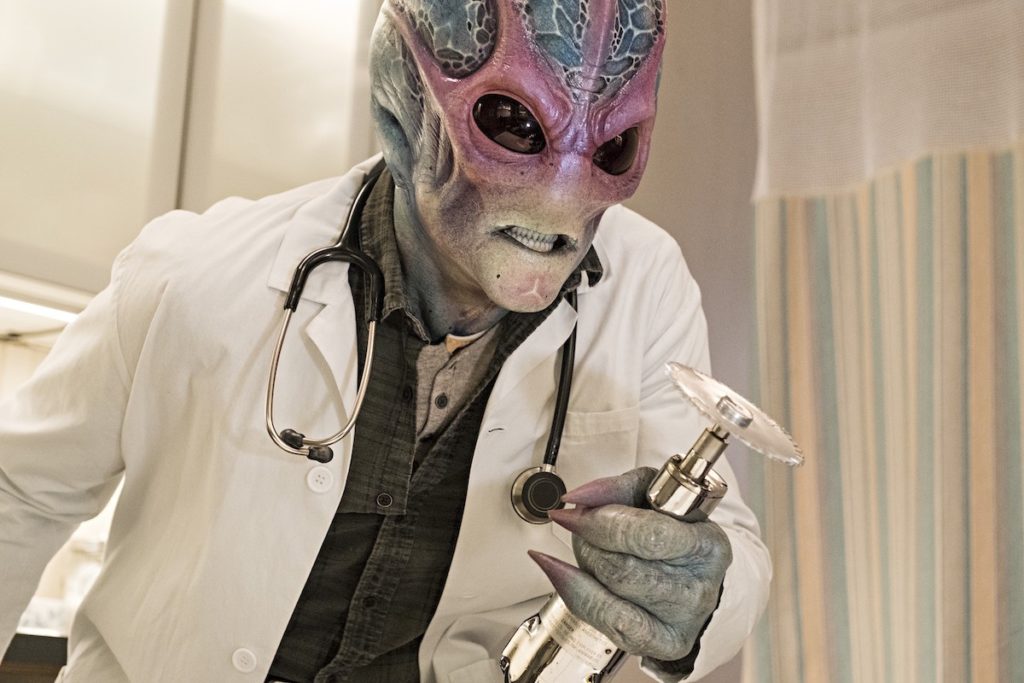 resident alien fox comedy serial recenzja class="wp-image-1701730"