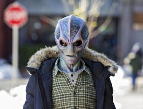 resident alien fox comedy serial recenzja