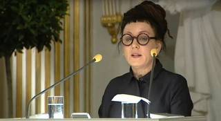 Olga Tokarczuk pod ostrzałem prawicy. Czytelnicy oddają książki, których nie mają, a najmocniejszy cios wyprowadza Stanisław Lem