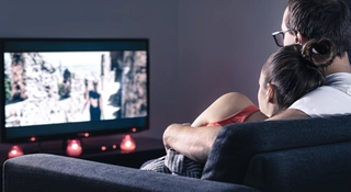 Seriale na wieczór we dwoje. Oto najlepsze tytuły romantyczne dostępne w VOD