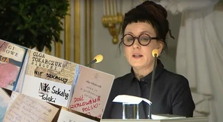 Hejterzy Tokarczuk ośmieszeni. Zniszczone książki noblistki wylicytowano za niezłą sumkę