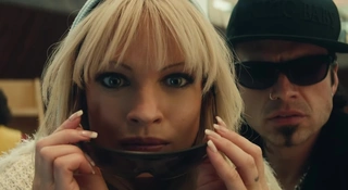 Kulisy skandalu z sekstaśmą Pameli Anderson. "Pam &amp; Tommy" wreszcie ze zwiastunem