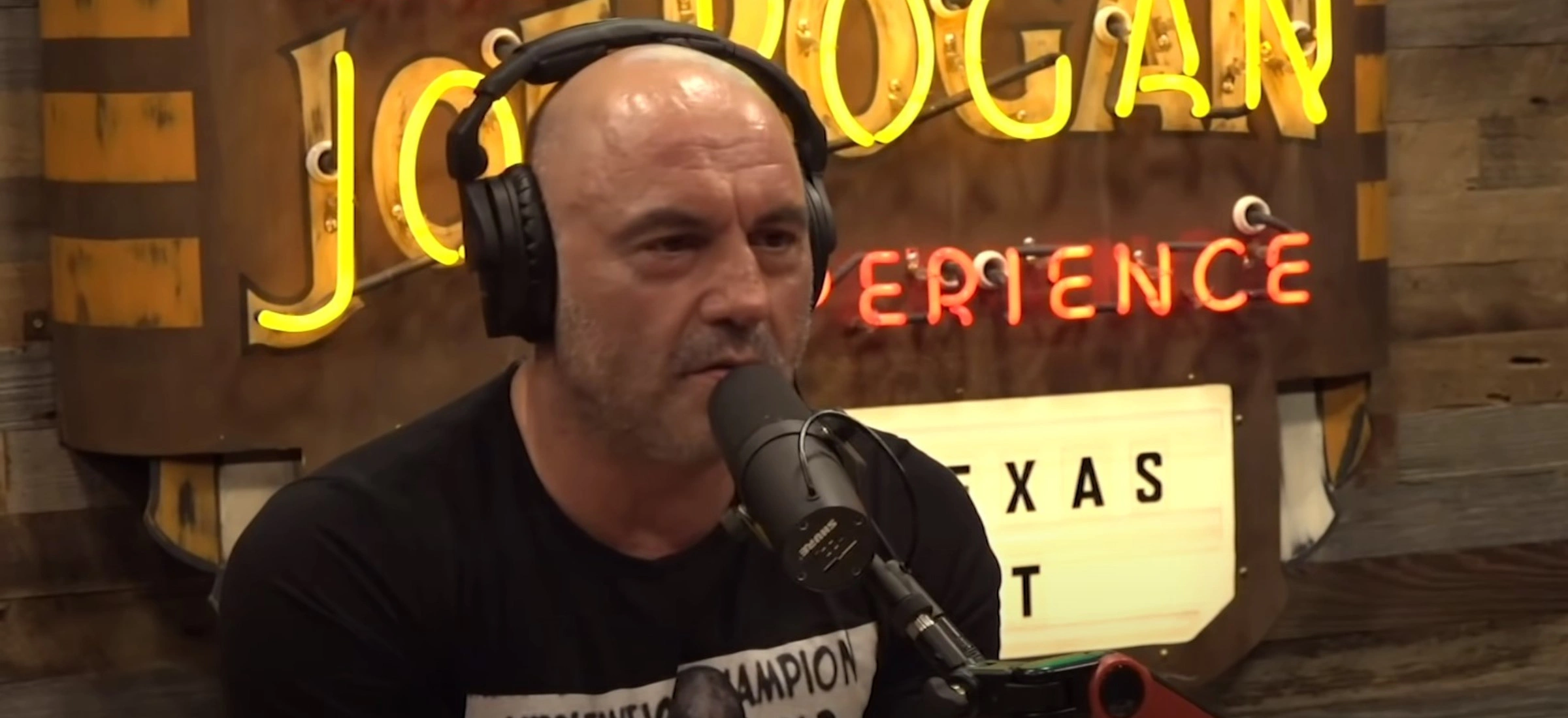 Spotify usuwa odcinki podcastu Joe Rogana. W tle nowa afera