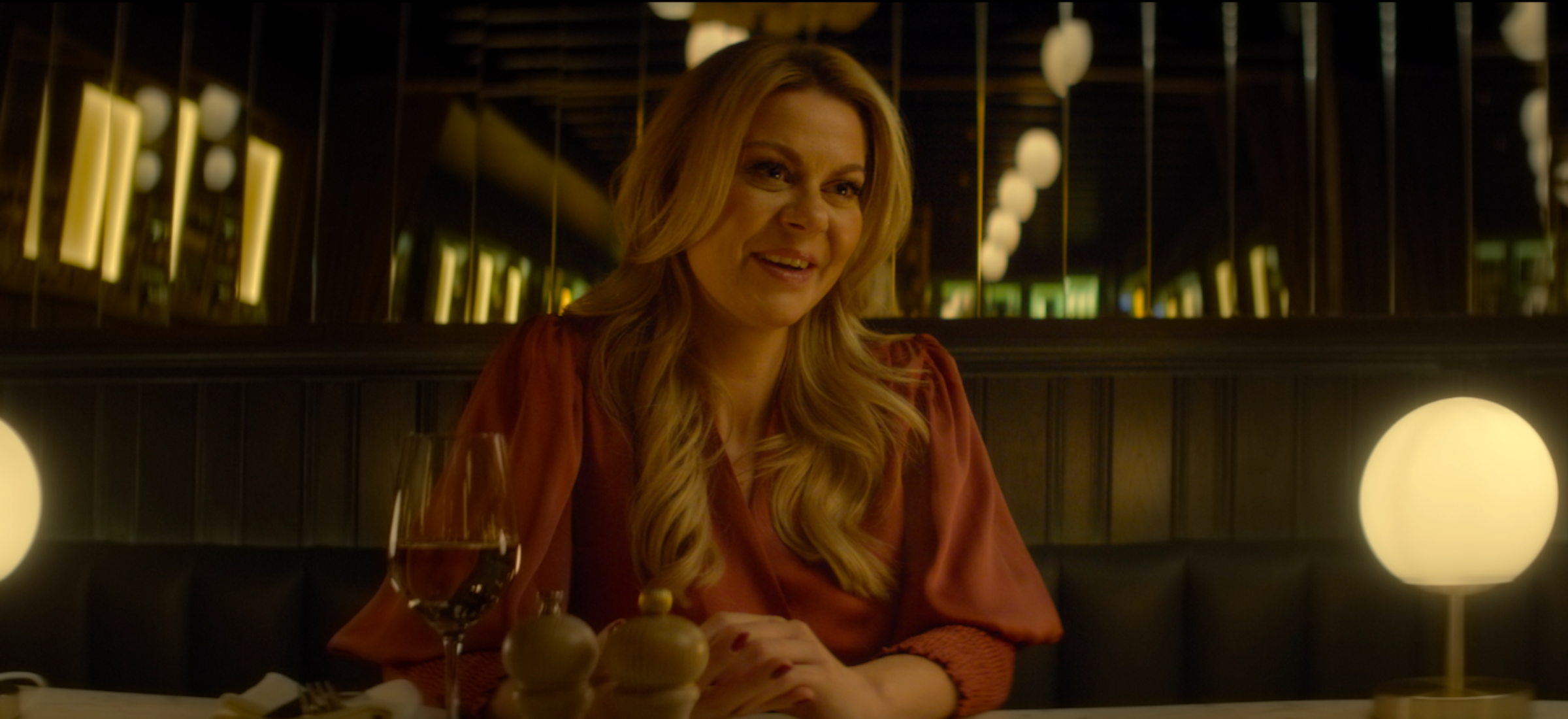oszust tinder netflix film true crime recenzja