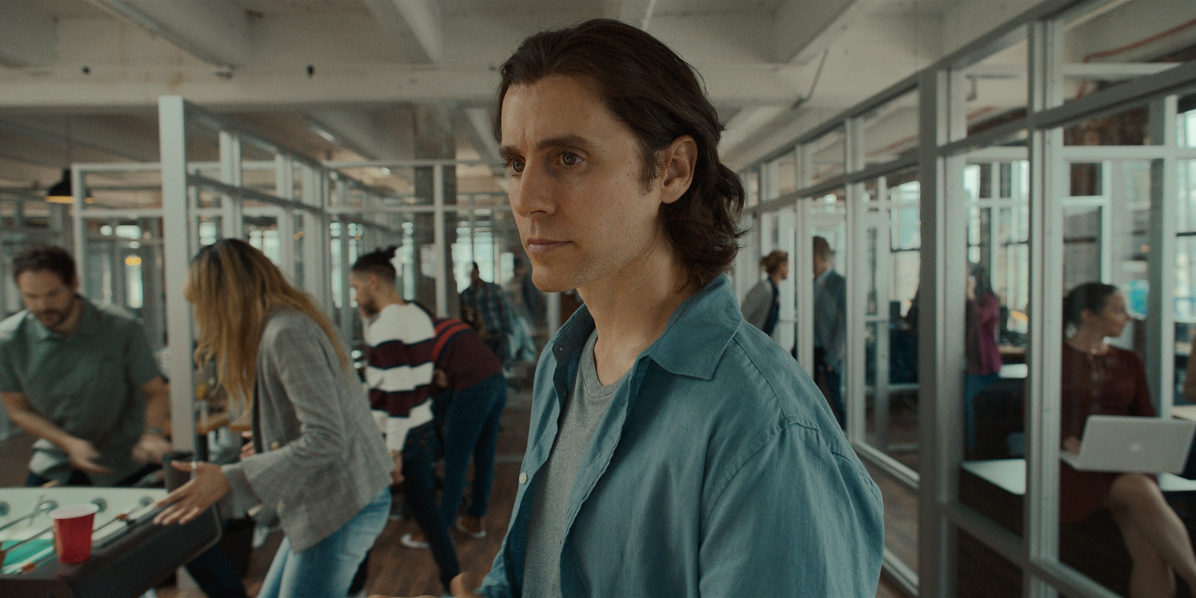 wecrashed-jared-leto-anne-hathaway-serial-apple-tv-plus-wework