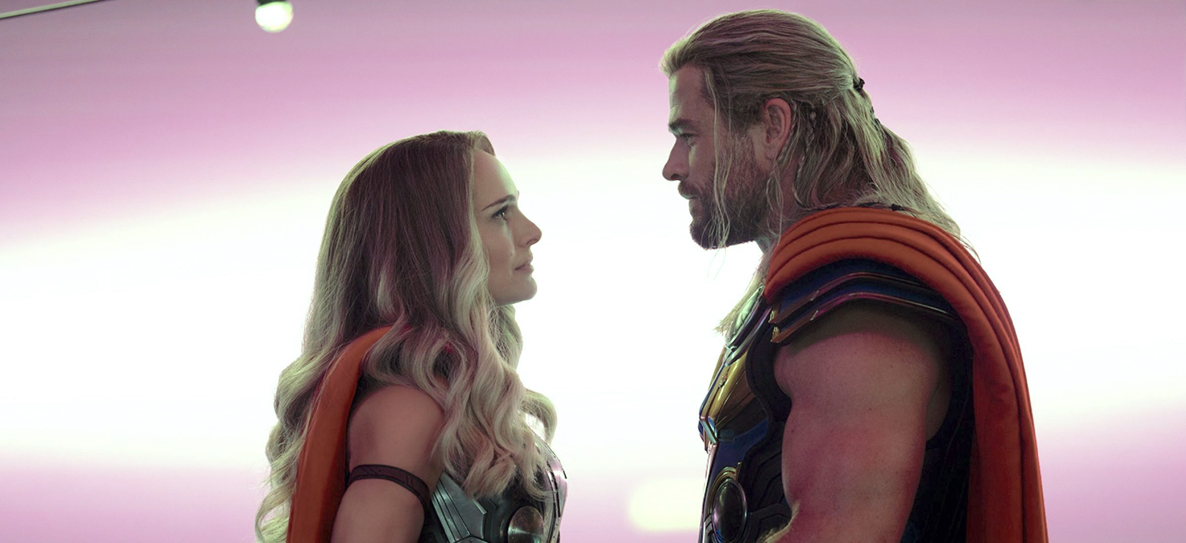 thor-milosc-grom-kim-jest-love-thunder-marvel-mcu-India-Rose-Chris-Hemsworth