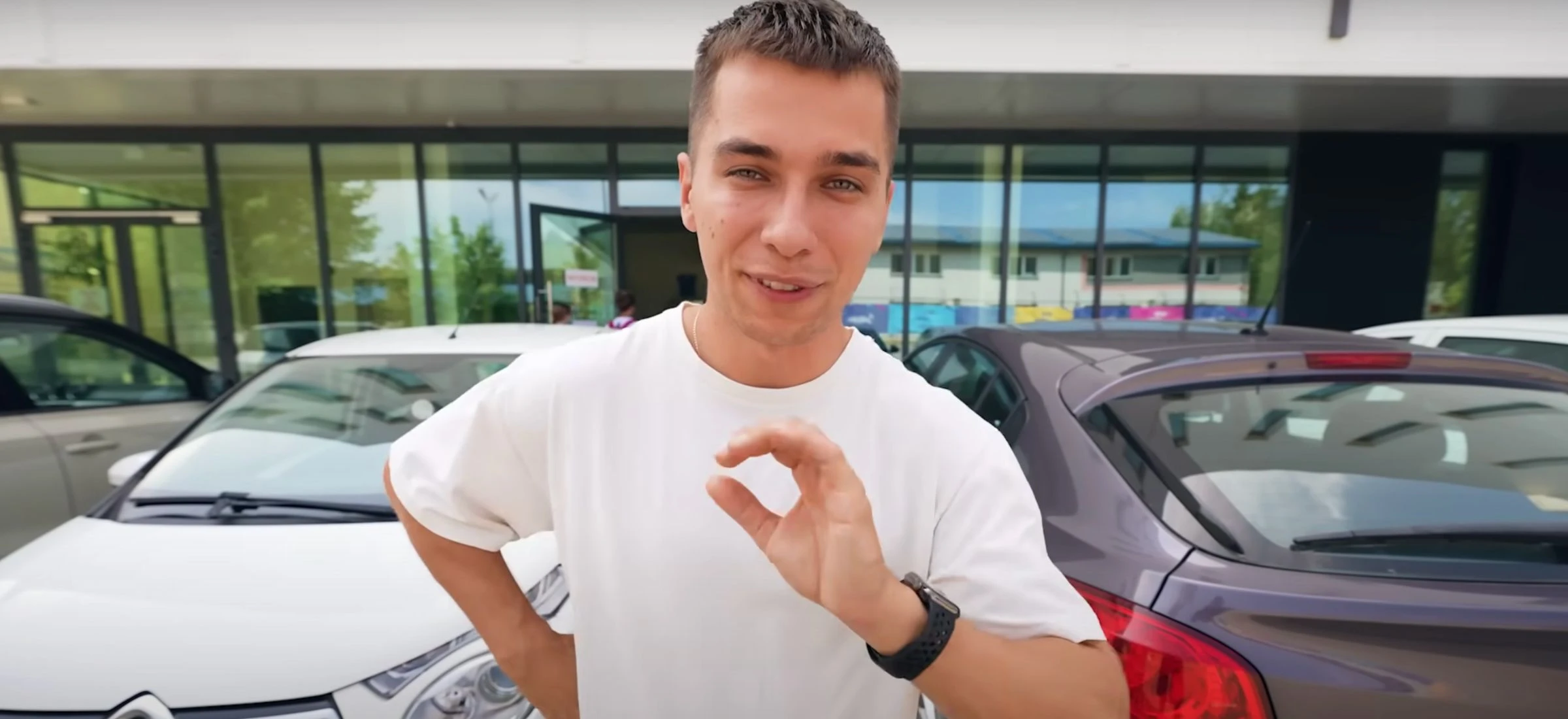 Friz prosi widzów o radę w związku z nowym programem. Uczestniczka jest powiązana z Pandora Gate