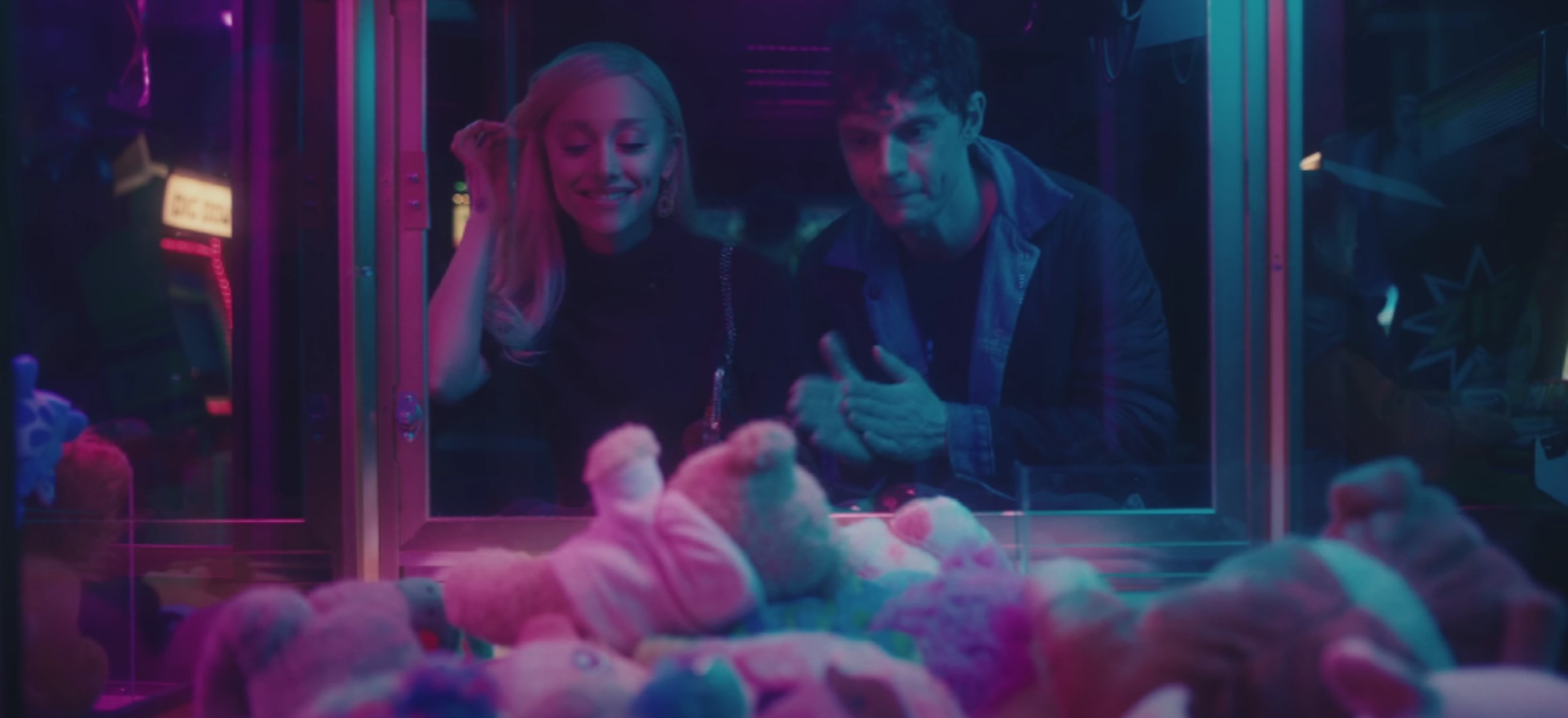 Evan Peters i Ariana Grande w najnowszym teledysku