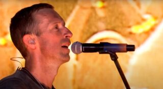 coldplay zarty trend z chowaniem byron astronomer