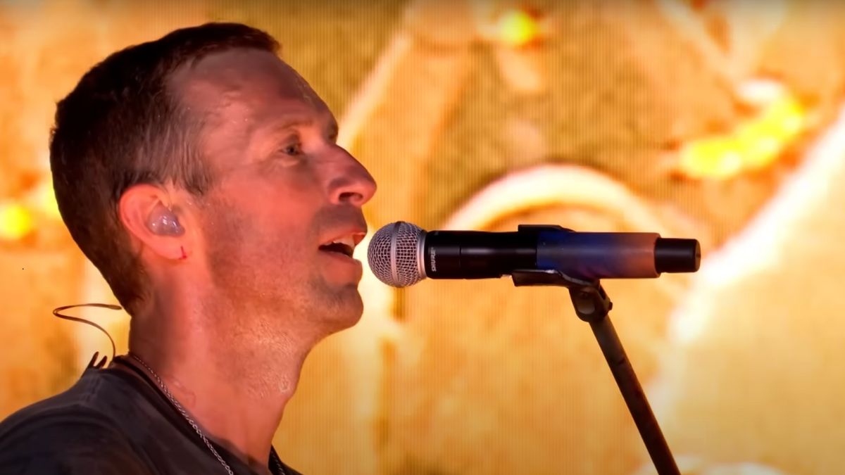 coldplay zarty trend z chowaniem byron astronomer