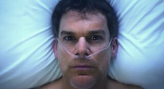 Dexter: Odrodzenie. W jaki sposób morderca z sąsiedztwa przeżył i kto jeszcze wraca w serialu?