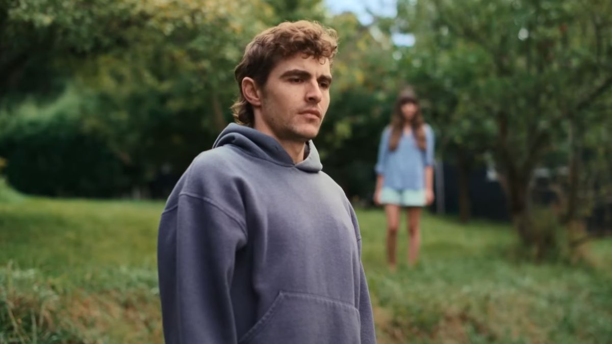 Together - recenzja filmu. Body horror idealny na randkę