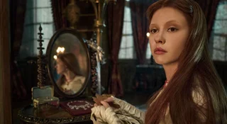 Mia Goth w Frankensteinie zagrała naraz dwie role. To jej supermoc