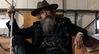 Genialny serial na SkyShowtime pokochałby Tarantino. Pewnie go nie znasz