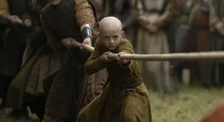 Jajo pojawił się już w Grze o tron. Kim jest giermek z Rycerza Siedmiu Królestw?