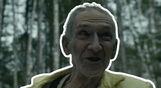 Kim jest Człowiek w Żółci z serialu Stamtąd? On zmienia wszystko