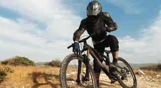 Rower MTB z włókna węglowego vs. aluminium – który materiał dominuje w 2026 roku?