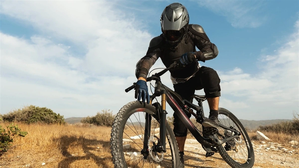 Rower MTB z włókna węglowego vs. aluminium – który materiał dominuje w 2026 roku?