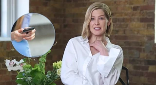 rosamund pike sms spektakl teatr uwaga widzowie